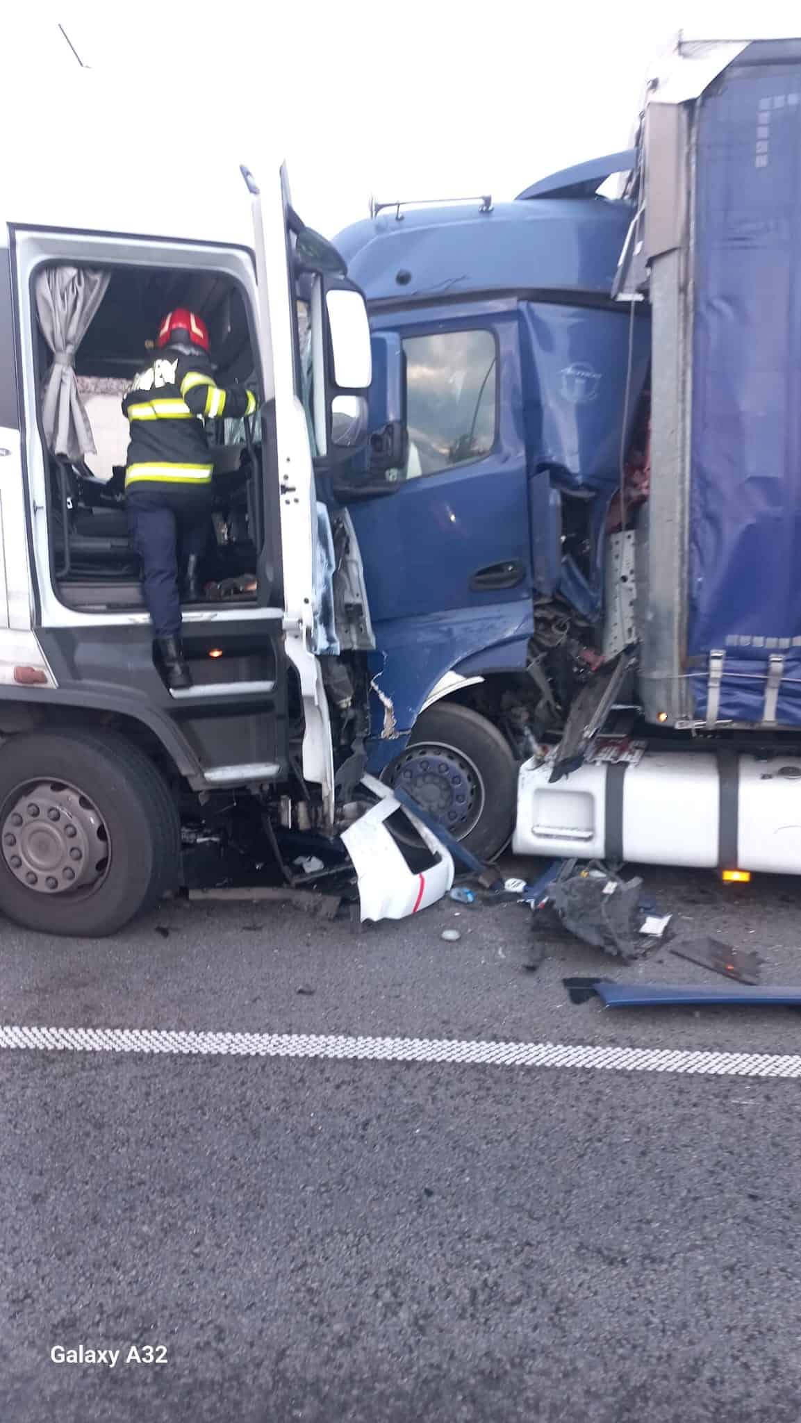 Accident grav la ieșirea de pe A1 spre Valea Oltului. Cel puțin 3 persoane rănite (foto)