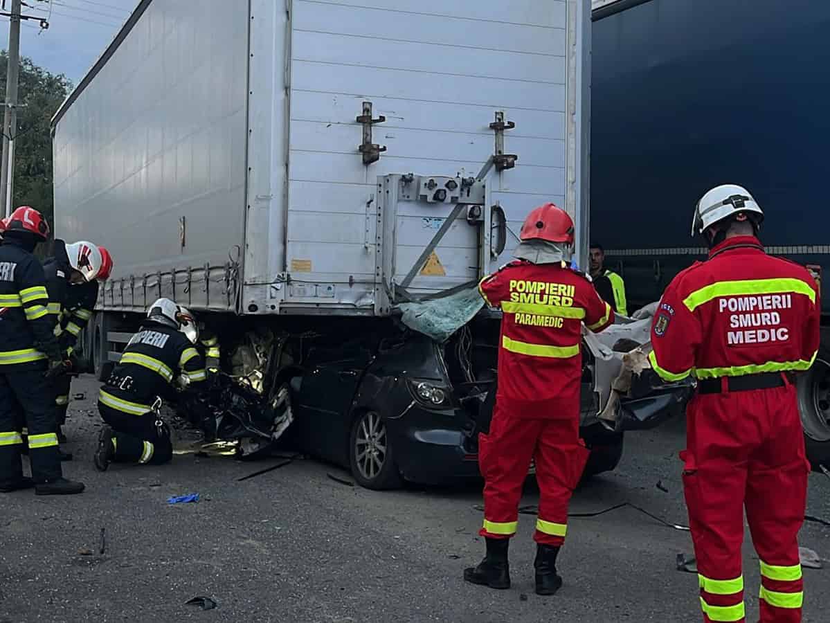 accident mortal miercuri seară la sibiu. a intrat cu mașina sub remorca unui tir (foto)