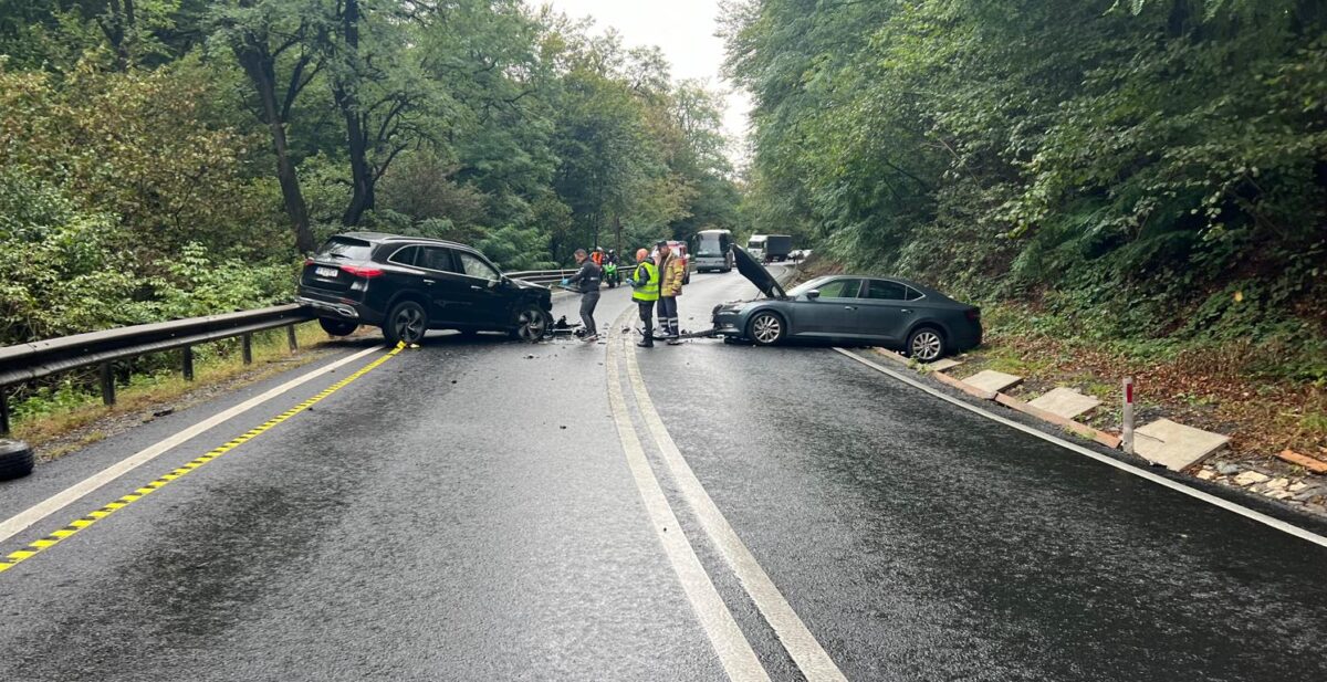 Filmul accidentului de pe Hula Bradului. Un șofer a adormit la volan: 3 mașini distruse și 3 oameni răniți (foto)