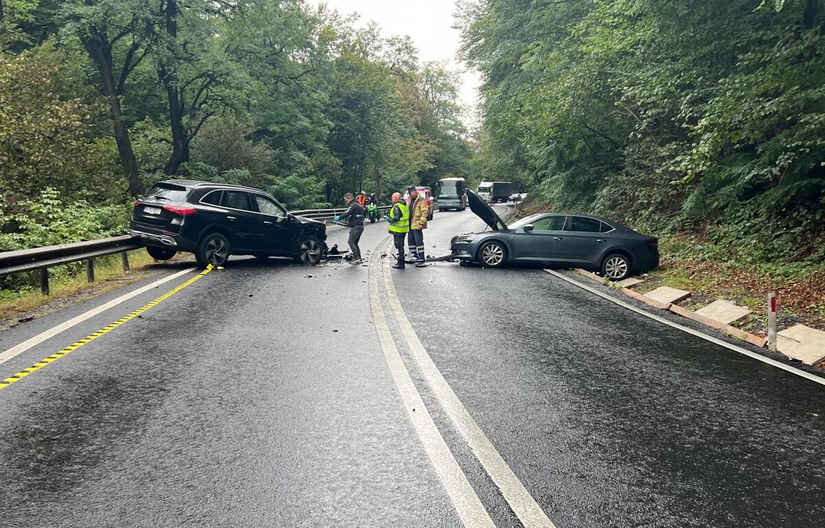 Filmul accidentului de pe Hula Bradului. Un șofer a adormit la volan: 3 mașini distruse și 3 oameni răniți (foto)