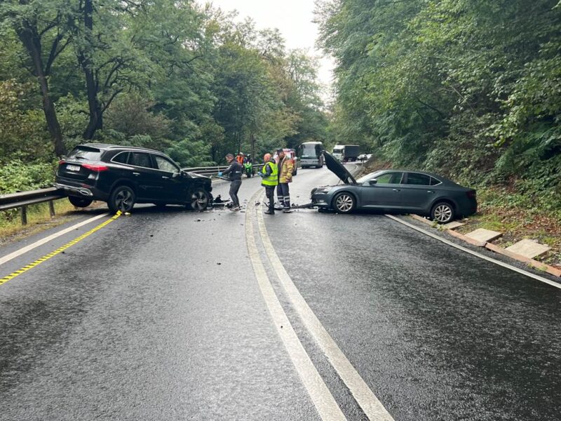 Filmul accidentului de pe Hula Bradului. Un șofer a adormit la volan: 3 mașini distruse și 3 oameni răniți (foto)