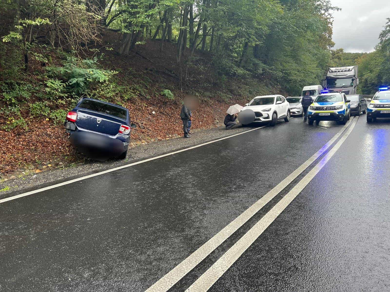 Filmul accidentului de pe Hula Bradului. Un șofer a adormit la volan: 3 mașini distruse și 3 oameni răniți (foto)