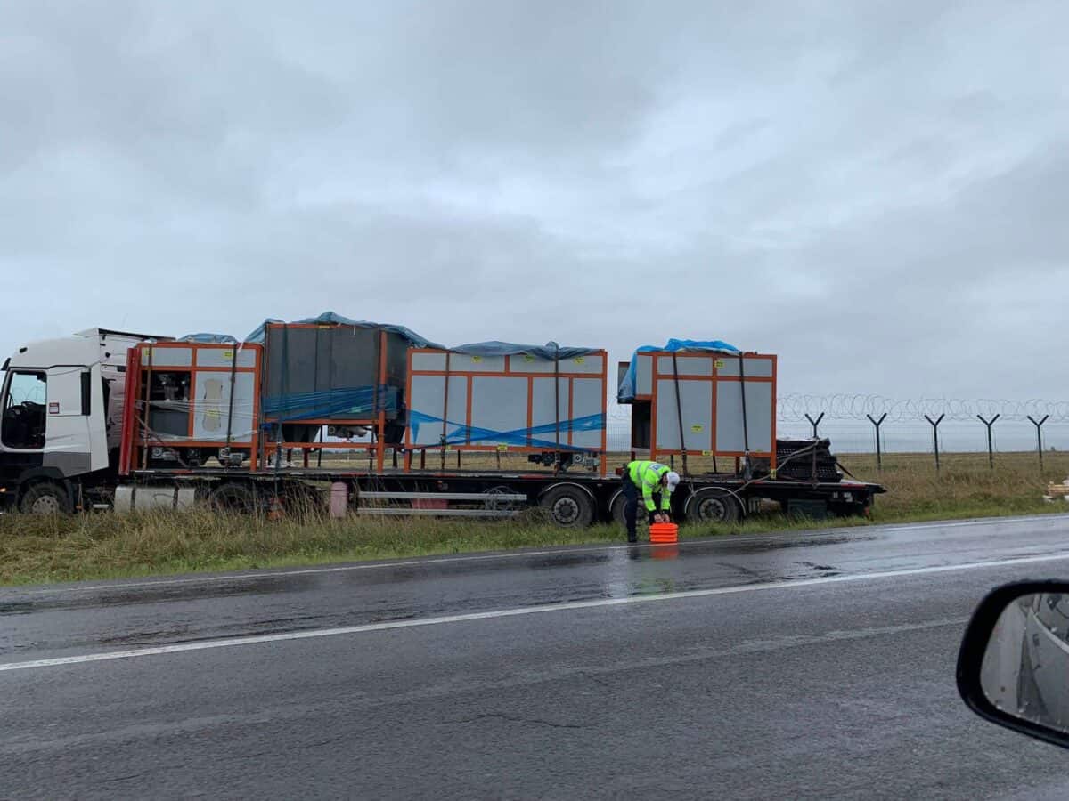 șofer resuscitat pe dn1 la ieșirea din sibiu după ce a intrat cu tir-ul într-un gard al aeroportului (foto)