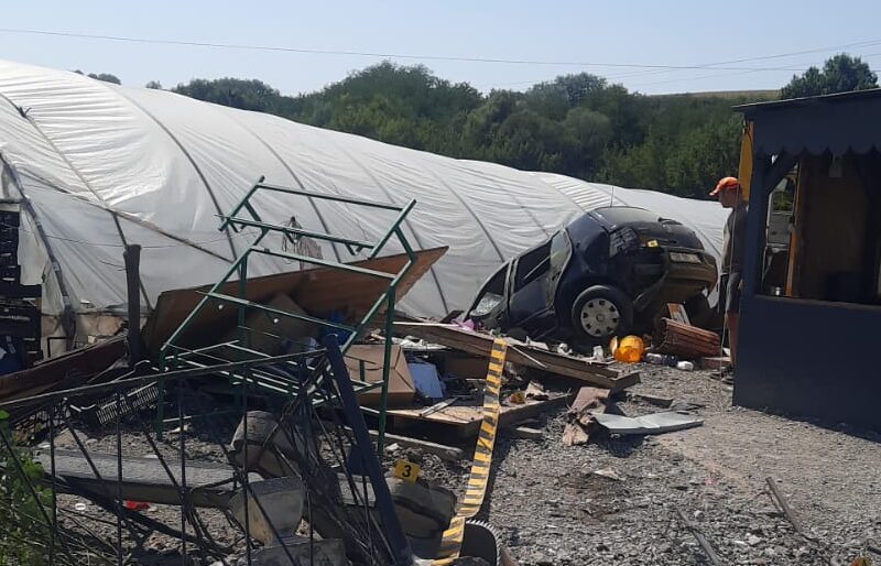 Accident spectaculos la Seica Mică. A intrat cu mașina într-un solar după ce a distrus și un chioșc (foto)