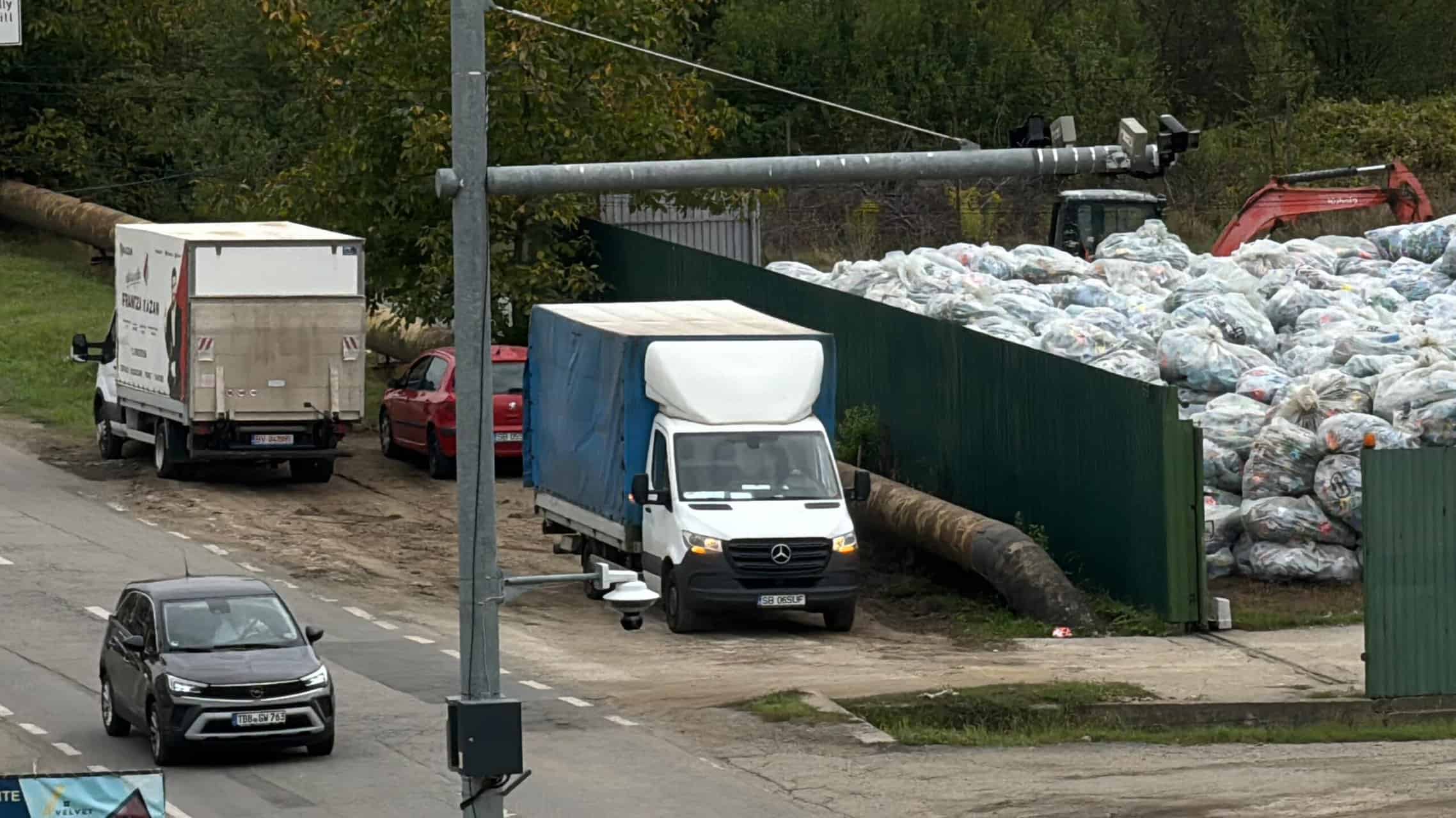 Depozit cu „munți” de ambalaje SGR, deschis pe Calea Șurii Mici (foto video)