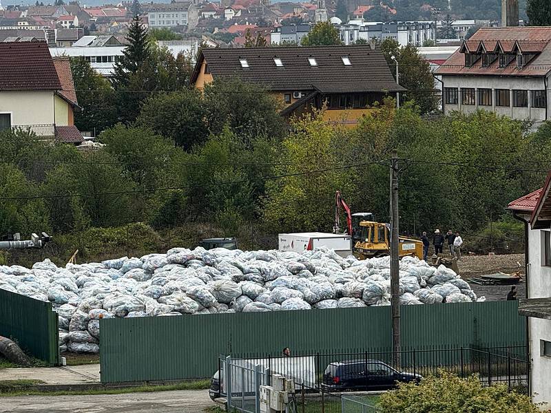 Depozit cu „munți” de ambalaje SGR, deschis pe Calea Șurii Mici (foto video)