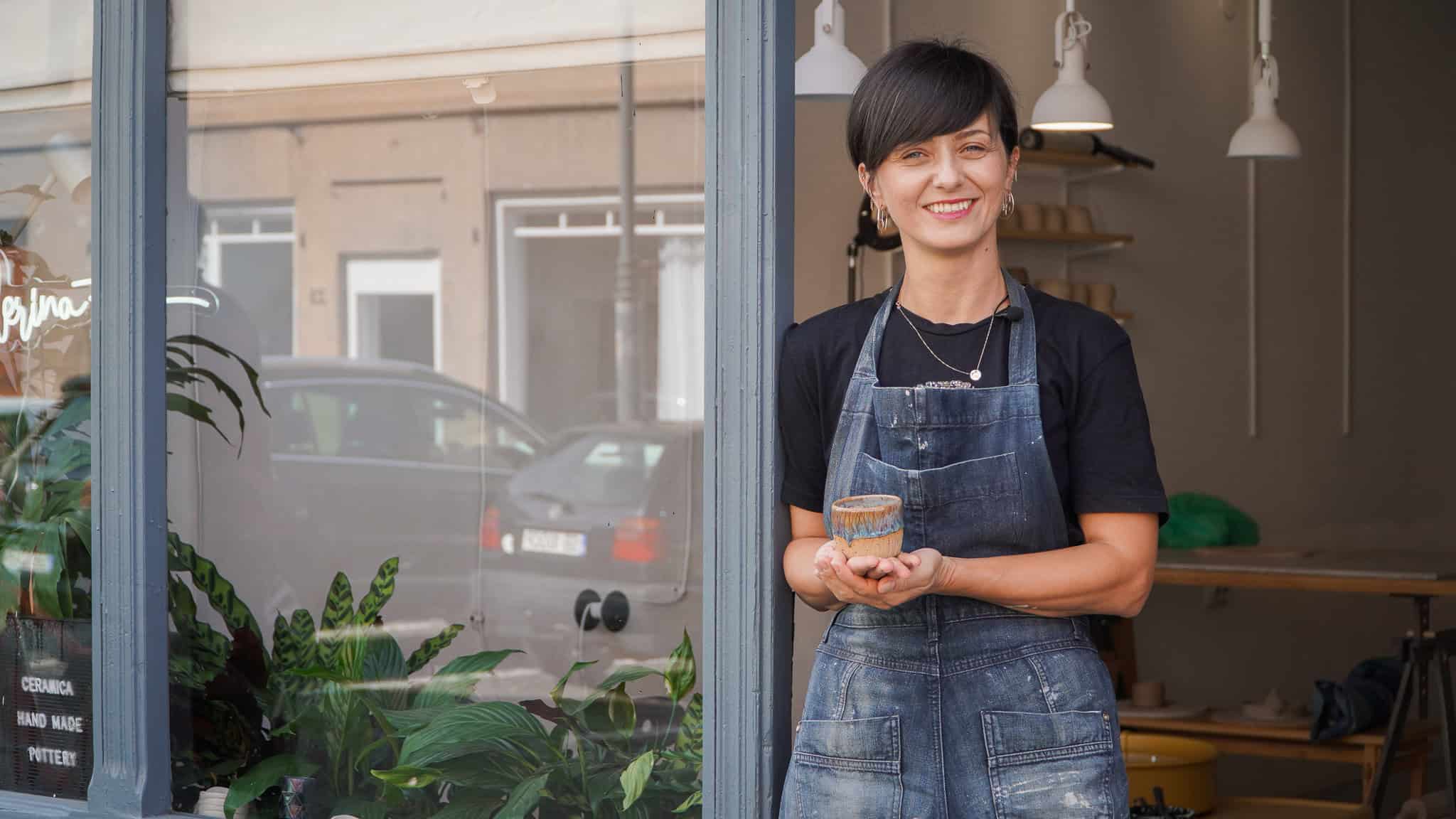 Tradiție și inovație. Povestea Cristinei, tânăra care a deschis primul atelier de olărit din Sibiu (foto, video)