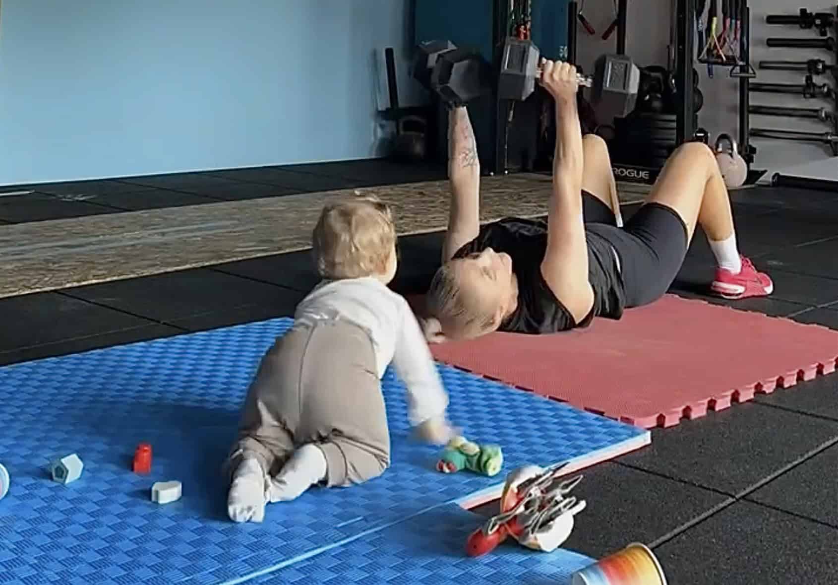 O mamă din Sibiu își antrenează bebelușul în sala de sport, combinând rolul de părinte cu pasiunea pentru fitness (video)