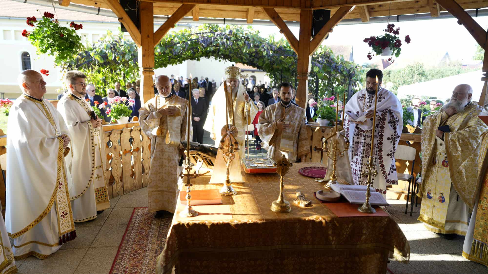 Biserica din Cristian resfințită de Mitropolitul Ardealului, după ce a fost restaurată (foto)