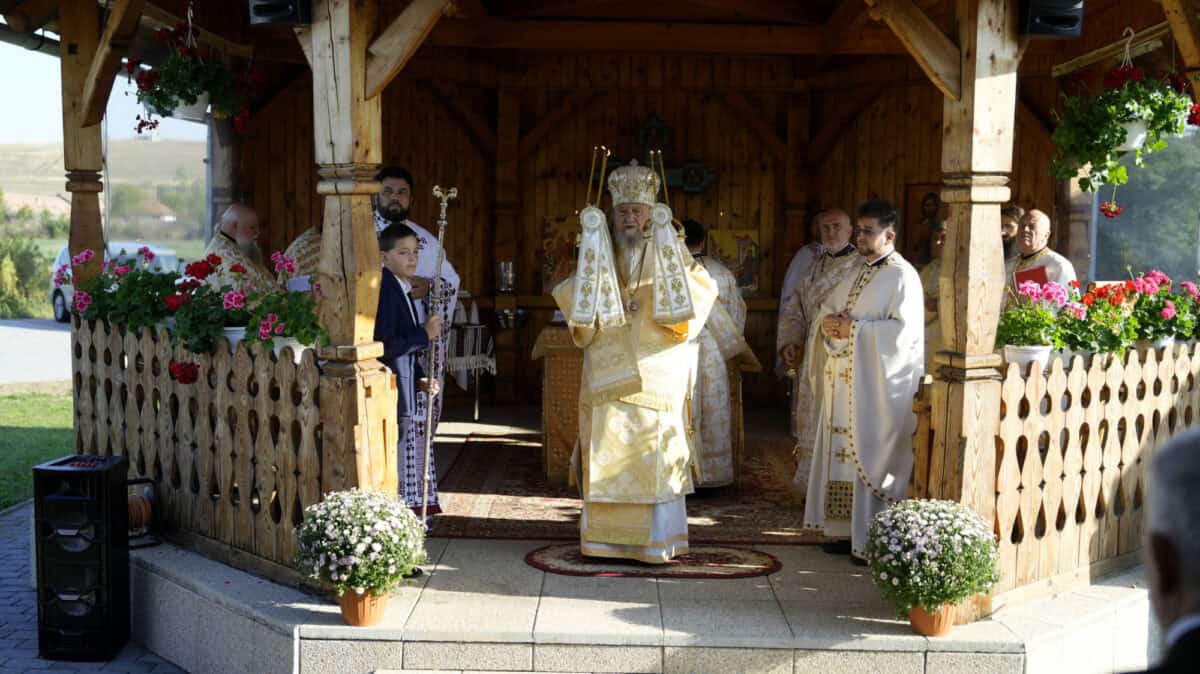 Biserica din Cristian resfințită de Mitropolitul Ardealului, după ce a fost restaurată (foto)