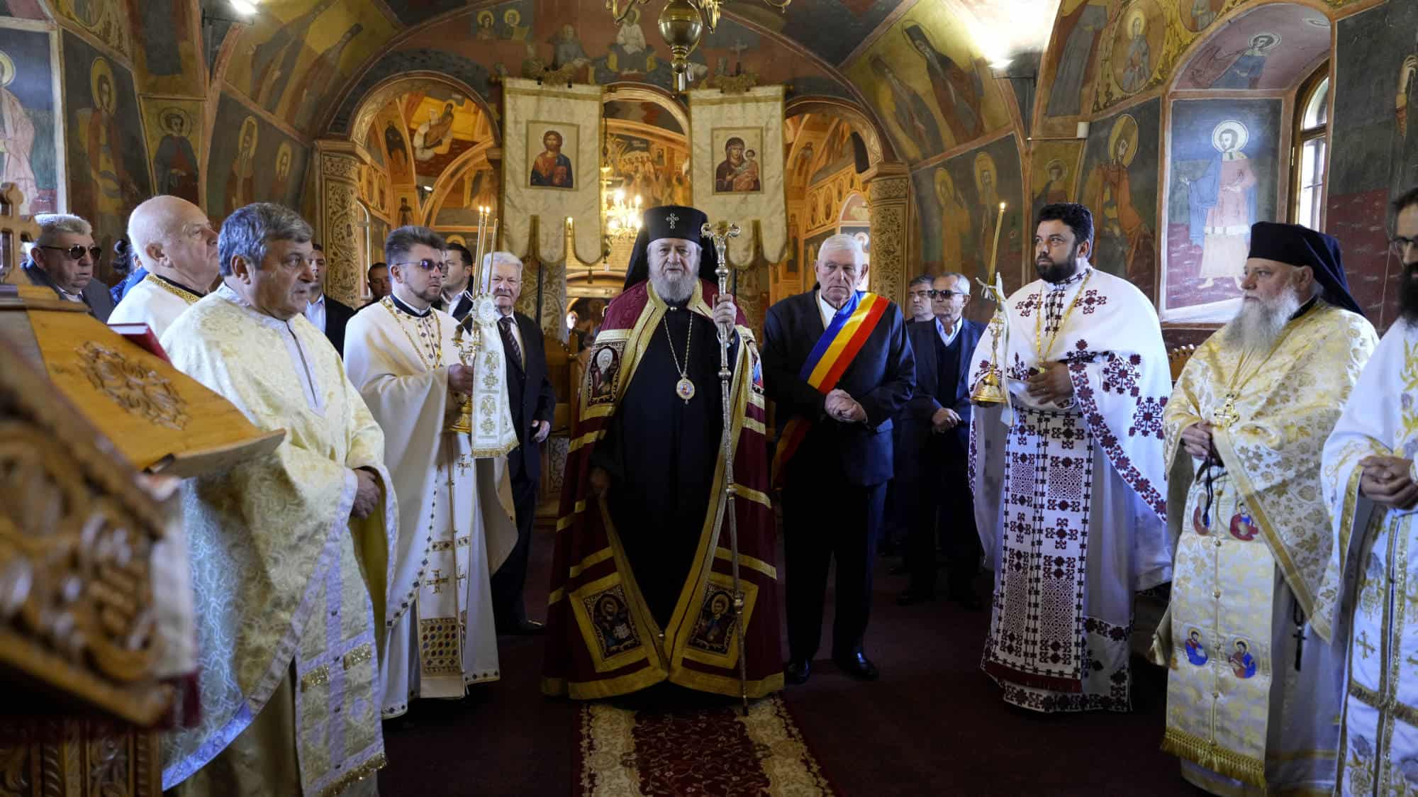 Biserica din Cristian resfințită de Mitropolitul Ardealului, după ce a fost restaurată (foto)