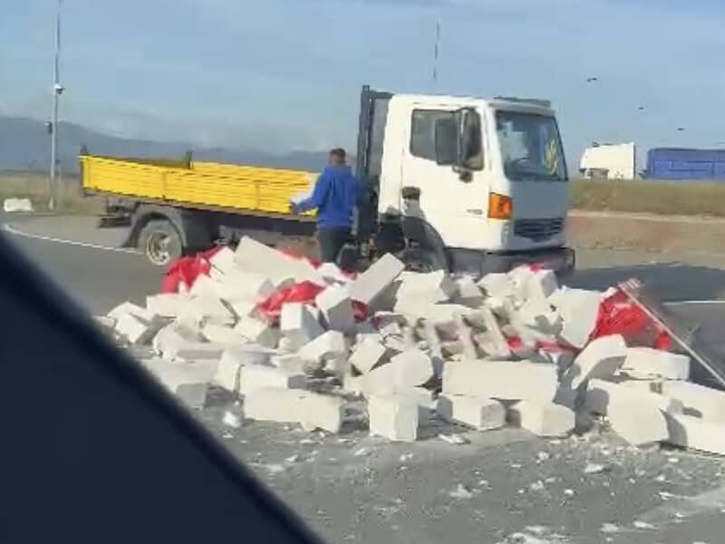 giratoriu din sibiu blocat de cărămizi căzute dintr-un camion (video)