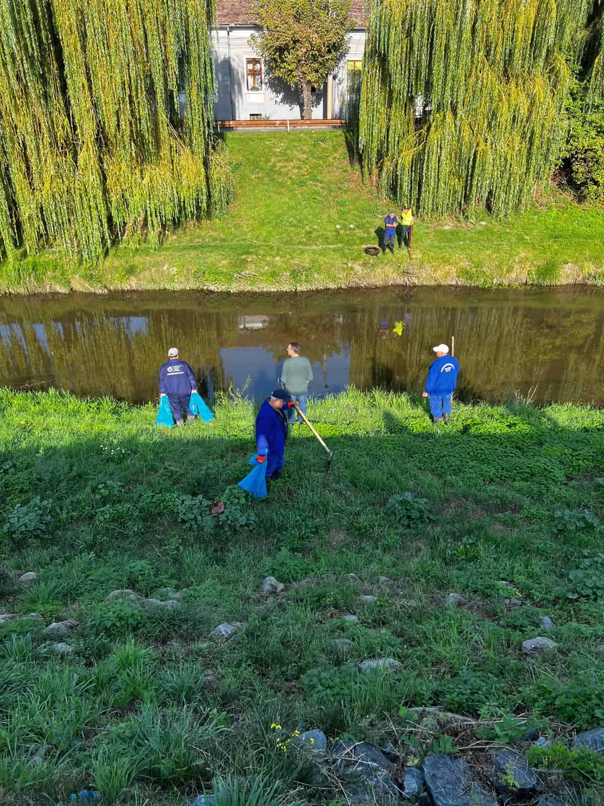 Sute de cauciucuri scoase din râul Cibin în Sibiu (video)