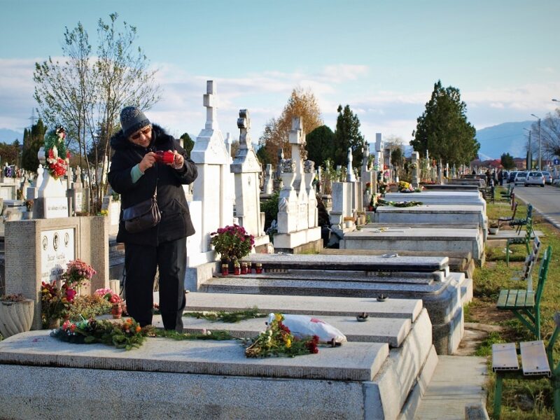 aproape 200 de locuri de mormânt din cimitirul municipal scoase la licitație de primărie