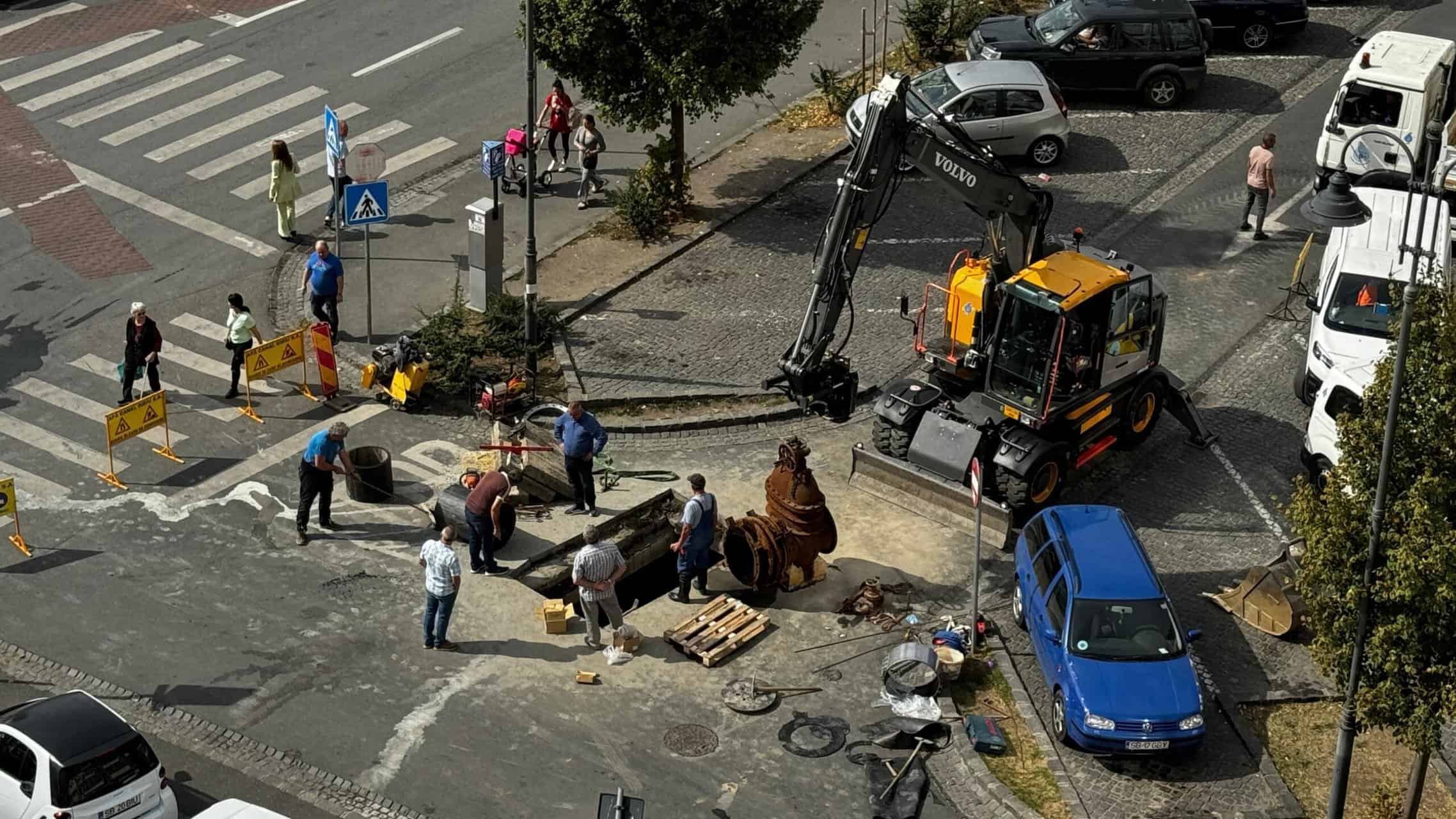 Parcarea de la Piața Cibin blocată parțial pentru înlocuirea unei conducte de apă octogenare (foto, video)