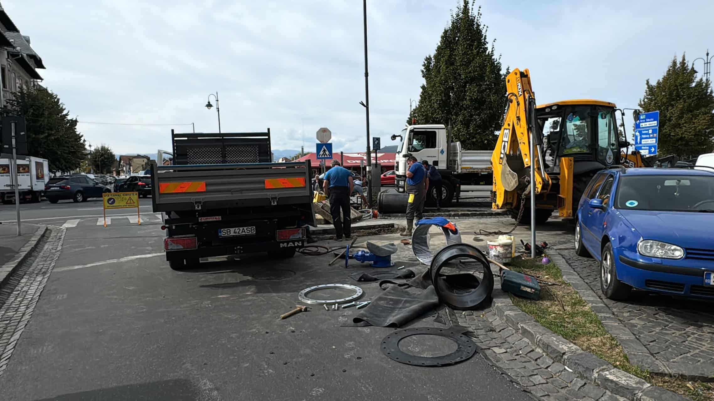 Parcarea de la Piața Cibin blocată parțial pentru înlocuirea unei conducte de apă octogenare (foto, video)