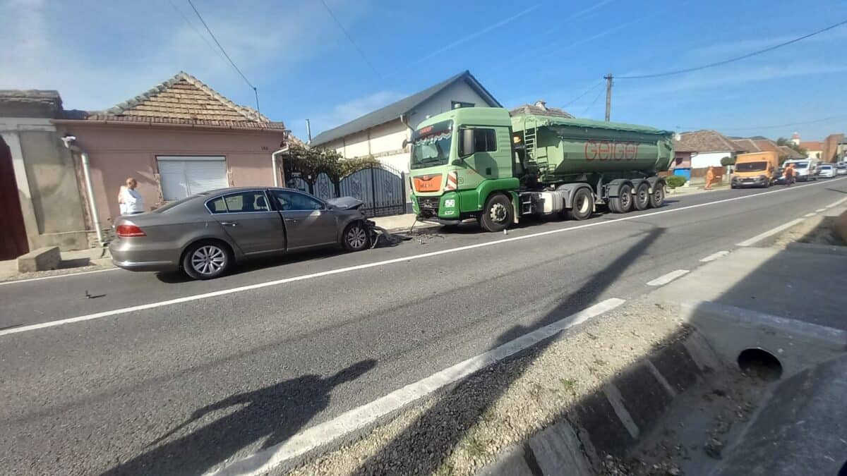 Accident la Copșa Mică din cauza unui șofer străin. Doi oameni răniți (foto)