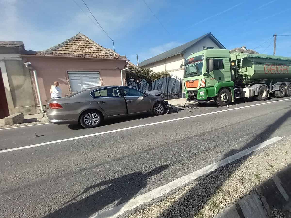 Accident la Copșa Mică din cauza unui șofer străin. Doi oameni răniți (foto)