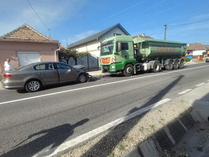 accident la copșa mică din cauza unui șofer străin. doi oameni răniți (foto)