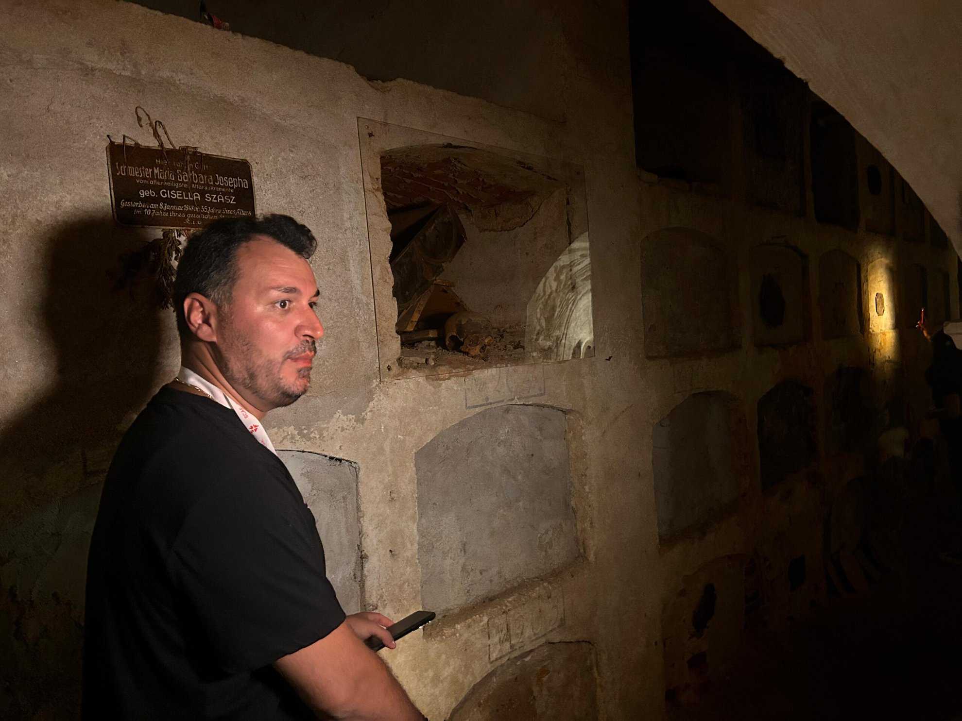 S-au redeschis catacombele de la Biserica Ursulinelor. Elevi ai fostului Colegiu Pedagogic emoționați după ce și-au revăzut școala după mai multe decenii (foto, video)