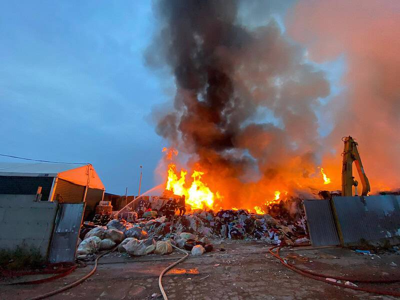 Incendiu puternic în Viile Sibiului. Pompierii intervin de urgență (foto, video)