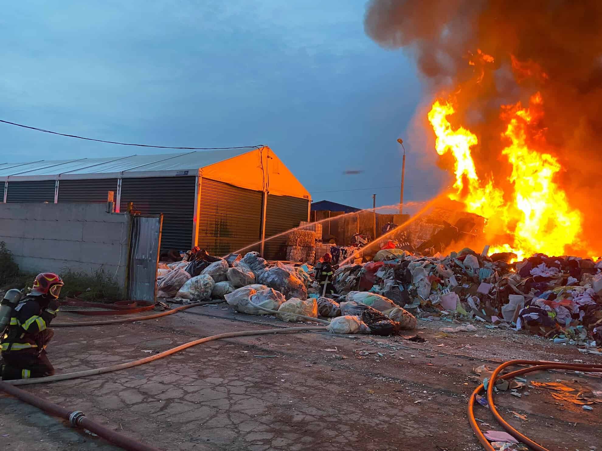 Incendiu puternic în Viile Sibiului. Pompierii intervin de urgență (foto, video)