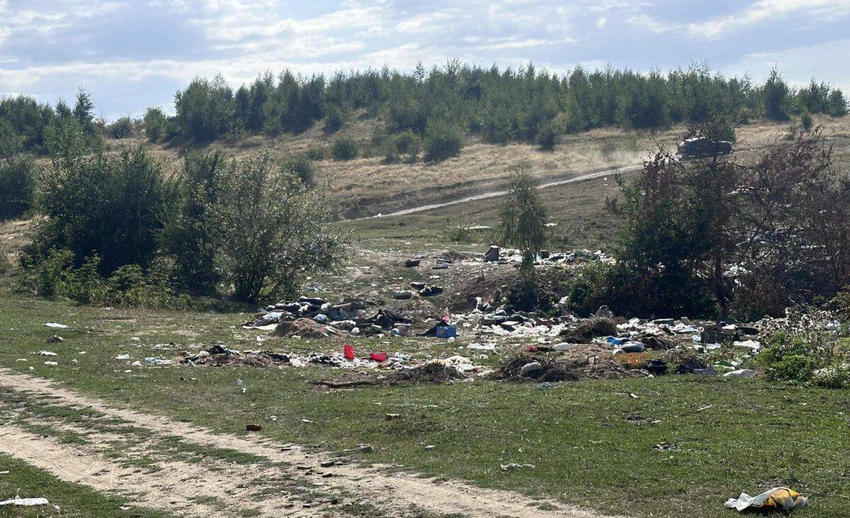 Jina sufocată de gunoaie aruncate peste tot. Localnicii sunt disperați (FOTO)