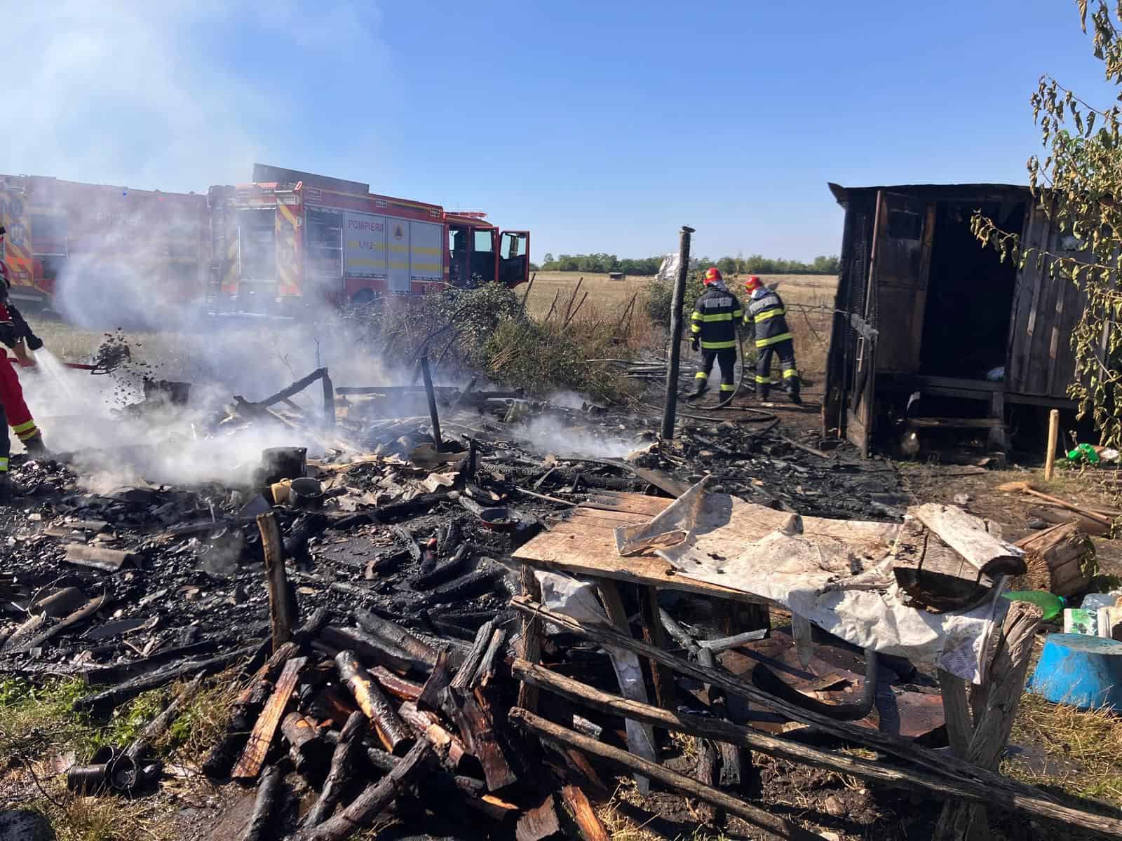 Anexă din lemn mistuită de flăcări la Apoldu de Sus (foto)