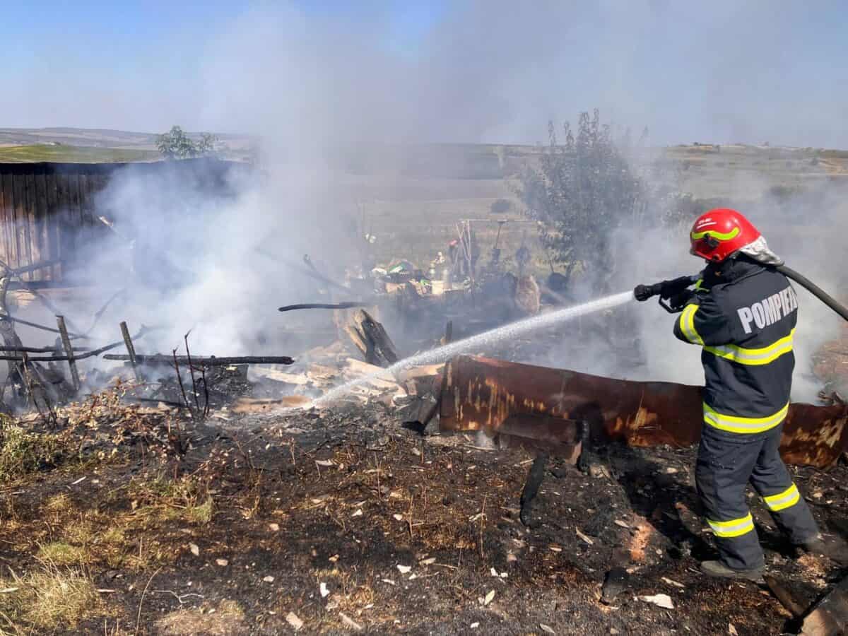 Anexă din lemn mistuită de flăcări la Apoldu de Sus (foto)