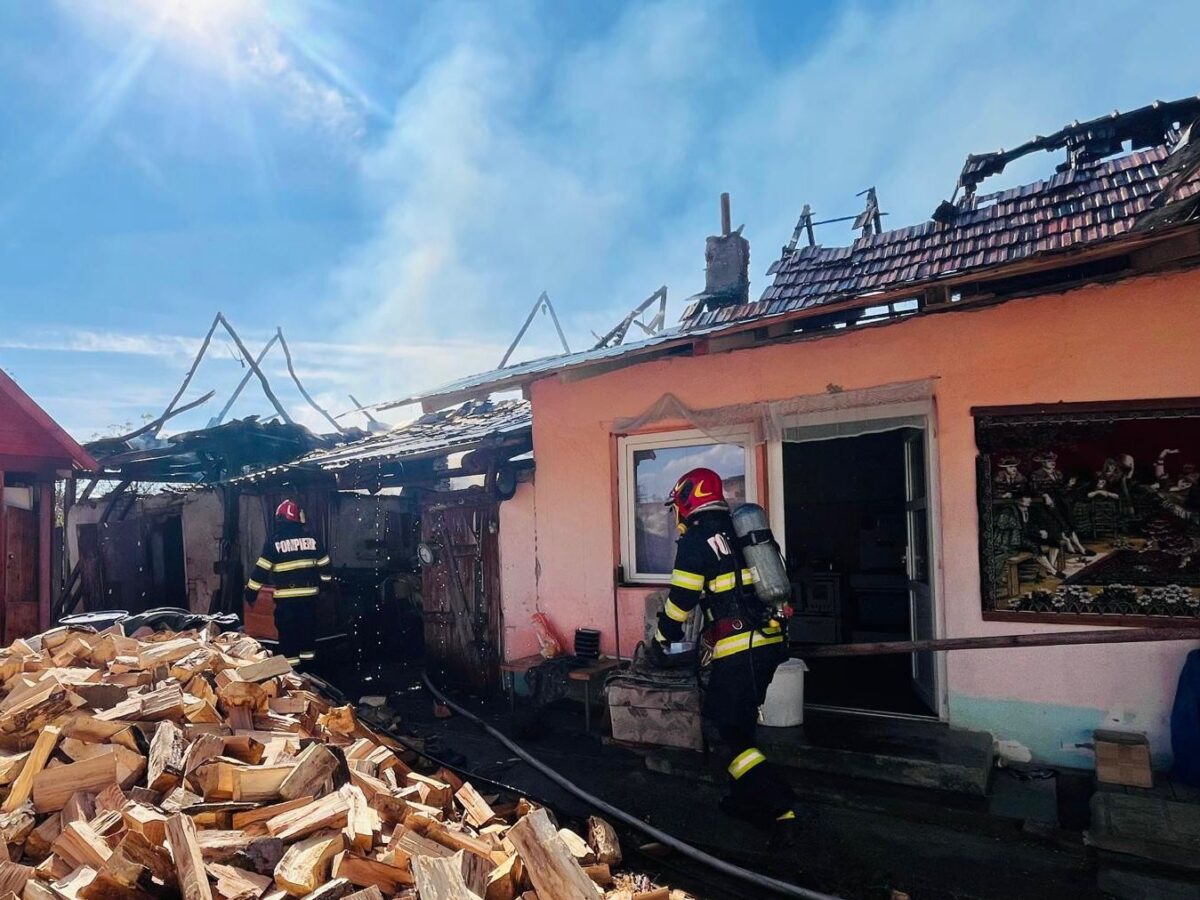 Casă în flăcări la Hoghilag. Incendiul s-a extins la o anexă