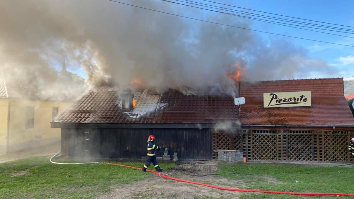 Incendiu la o pizzerie din Mediaș. A luat foc acoperișul (foto, video)