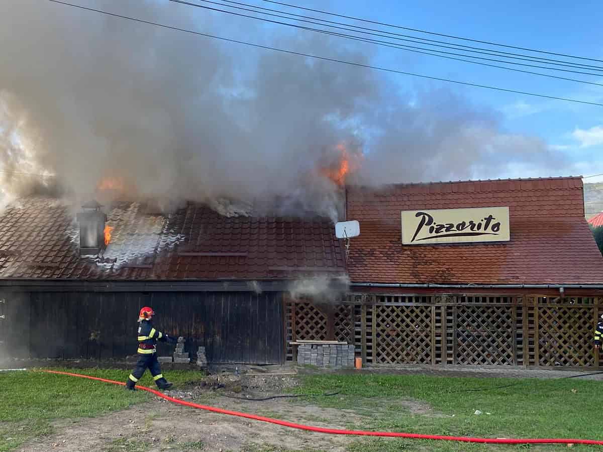 Incendiu la o pizzerie din Mediaș. A luat foc acoperișul (foto, video)