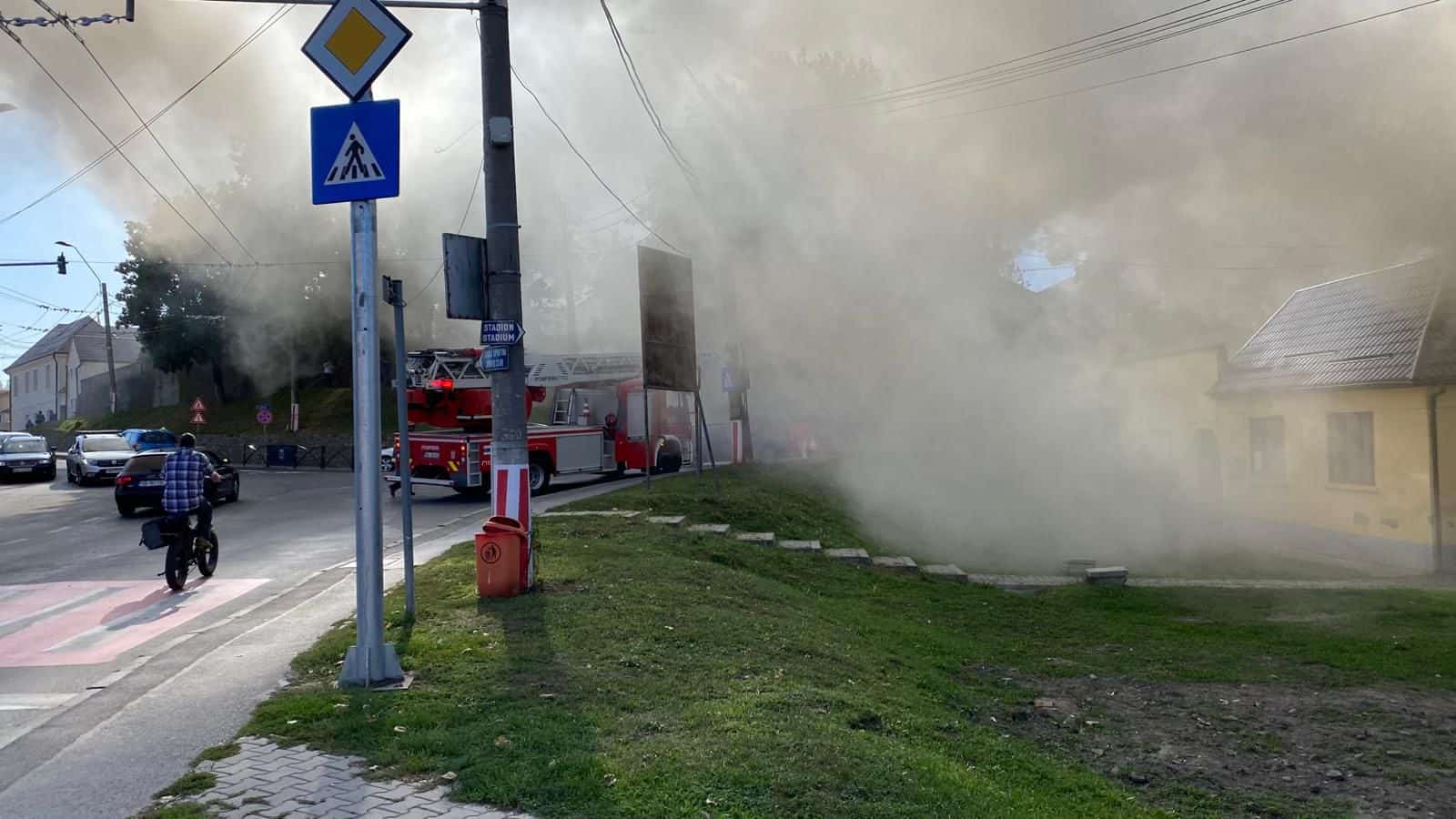 Incendiu la o pizzerie din Mediaș. A luat foc acoperișul (foto, video)