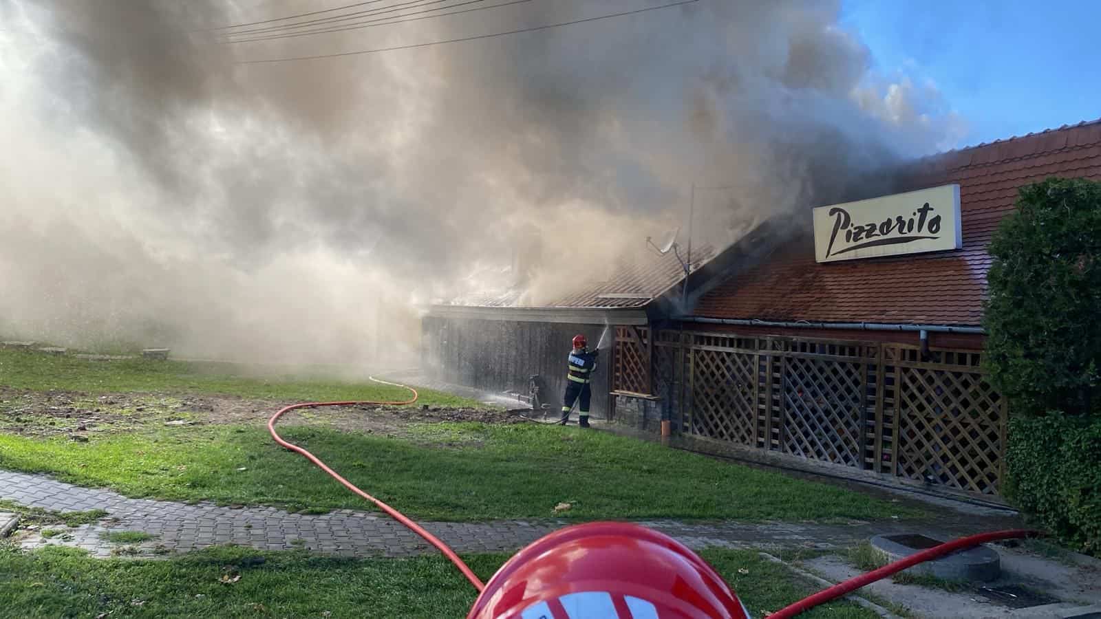 Incendiu la o pizzerie din Mediaș. A luat foc acoperișul (foto, video)