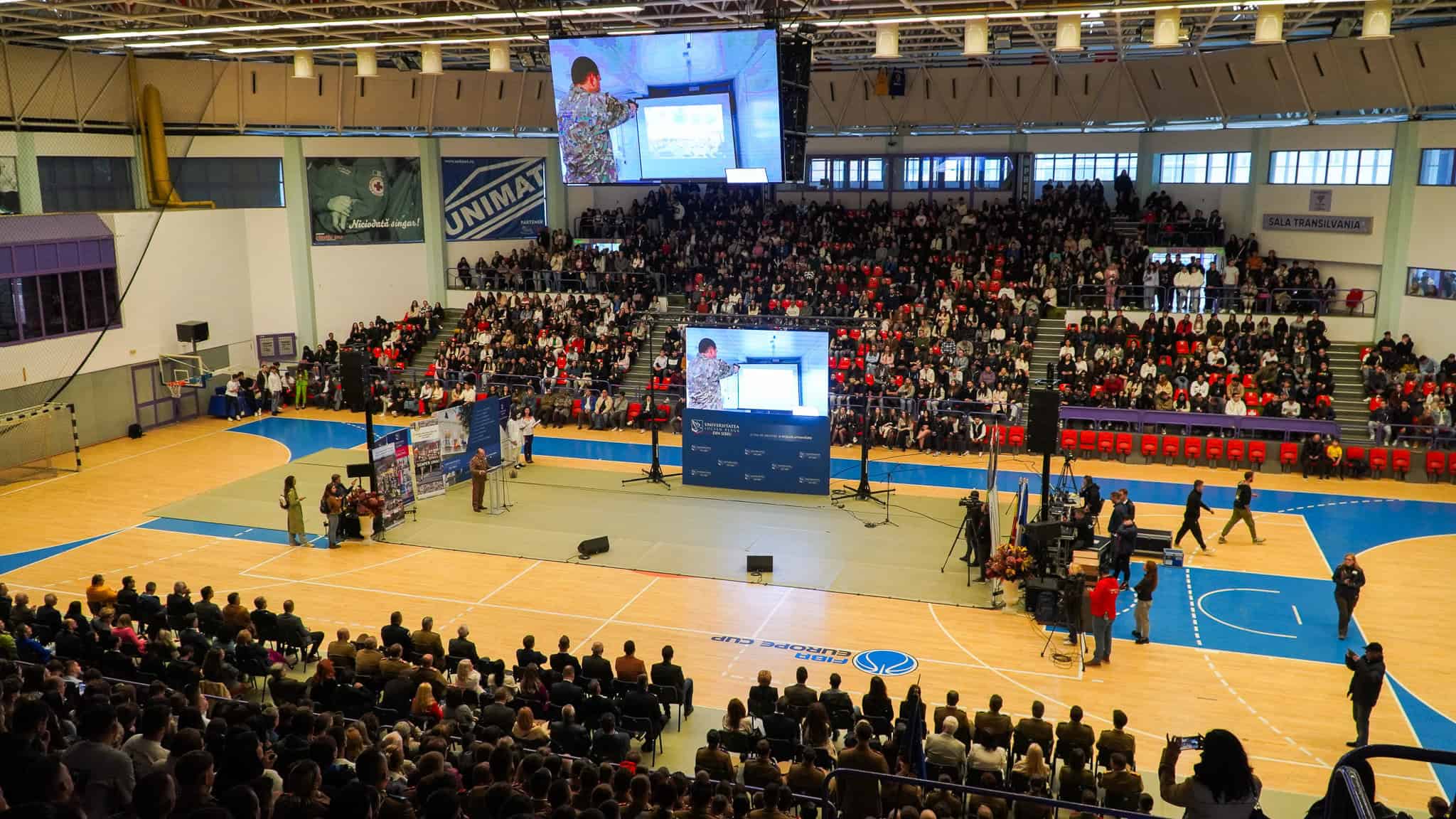 Mii de studenți la deschiderea anului universitar la Sibiu. Bobocii, cei mai emoționați: „Sper să îmi clădesc un viitor aici” (foto, video)