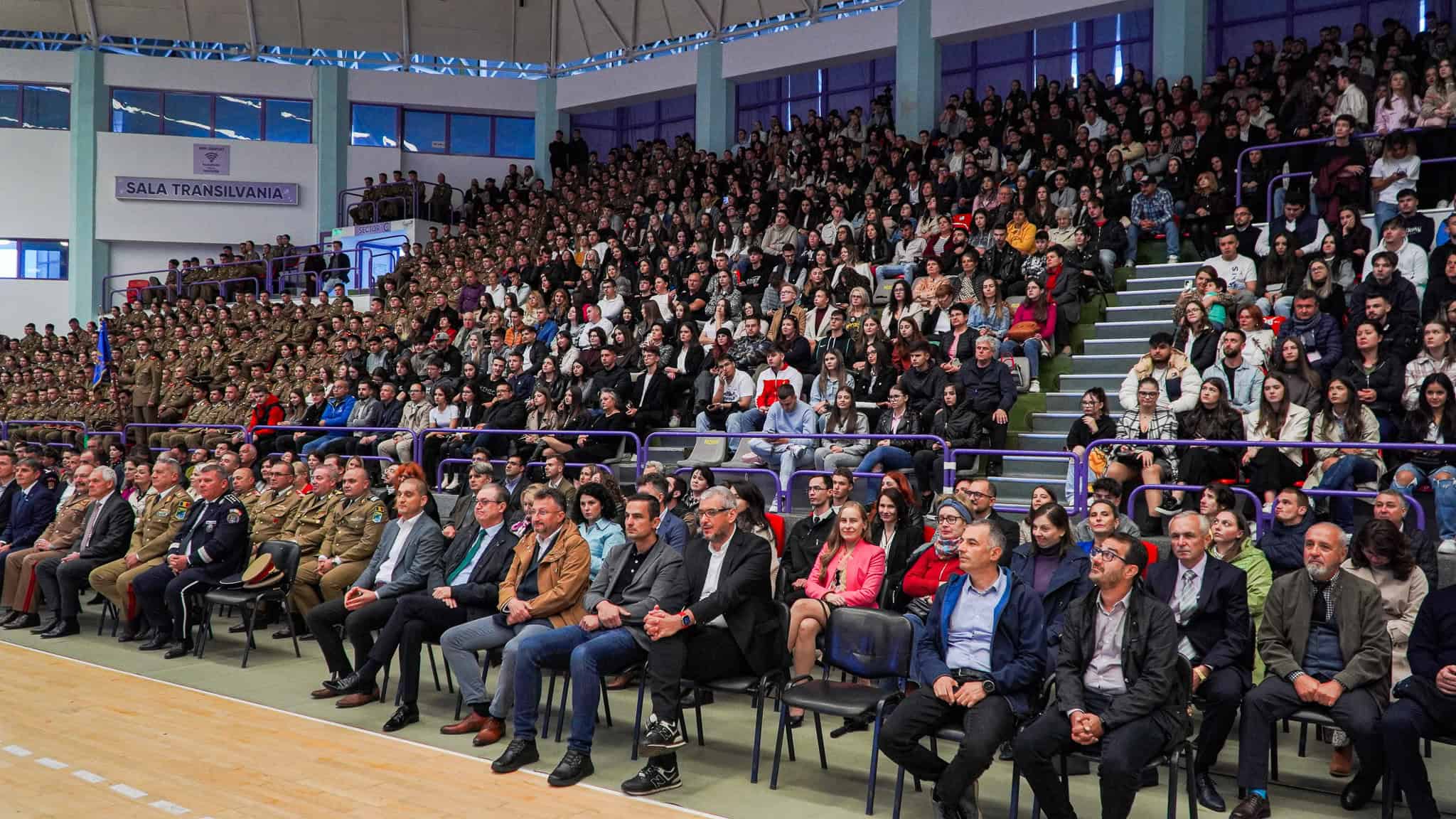 Mii de studenți la deschiderea anului universitar la Sibiu. Bobocii, cei mai emoționați: „Sper să îmi clădesc un viitor aici” (foto, video)