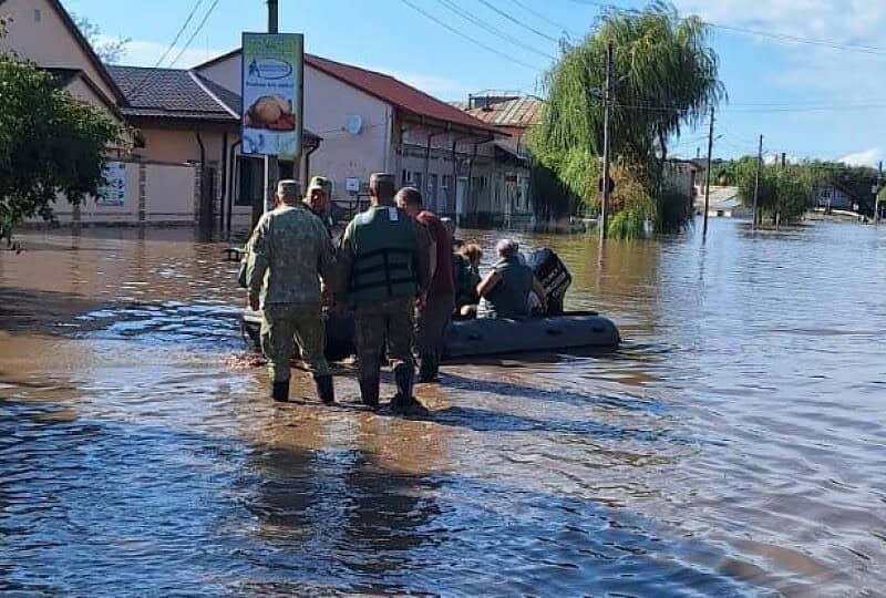 Aproape 6.000 de oameni au fost evacuați din calea inundațiilor în estul României