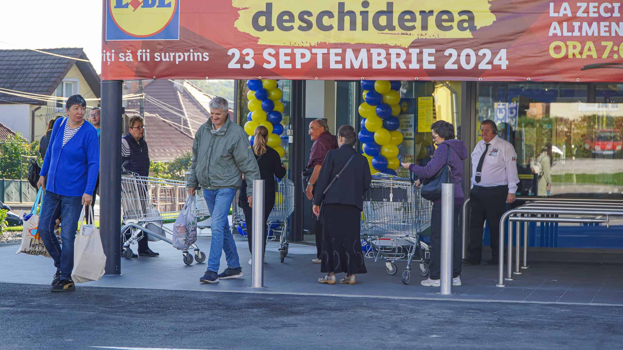 Sibienii au luat cu asalt cel mai nou magazin Lidl din Sibiu. „Suntem pregătiți” (foto, video)