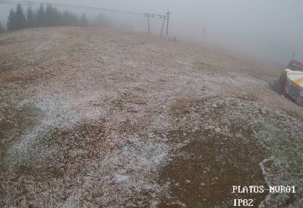 Ninge la Păltiniș. Pe Transfăgărășan este iarnă în toată regula (video)