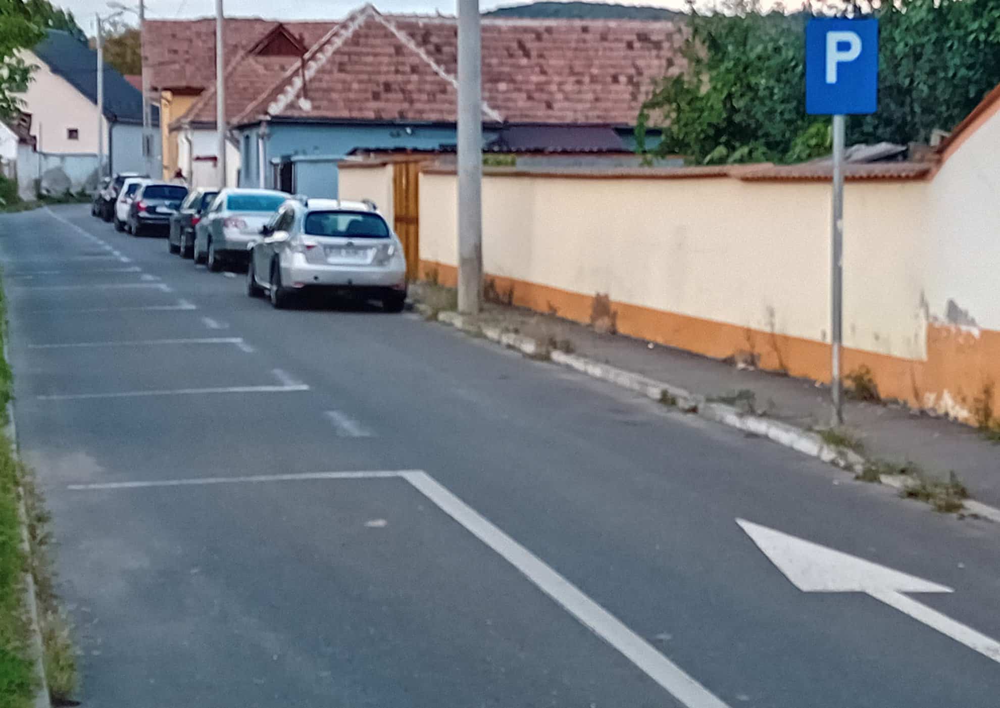 pe principiul ”merge și așa”: strada din sibiu pe care șoferii parchează vizavi de locurile marcate pe asfalt