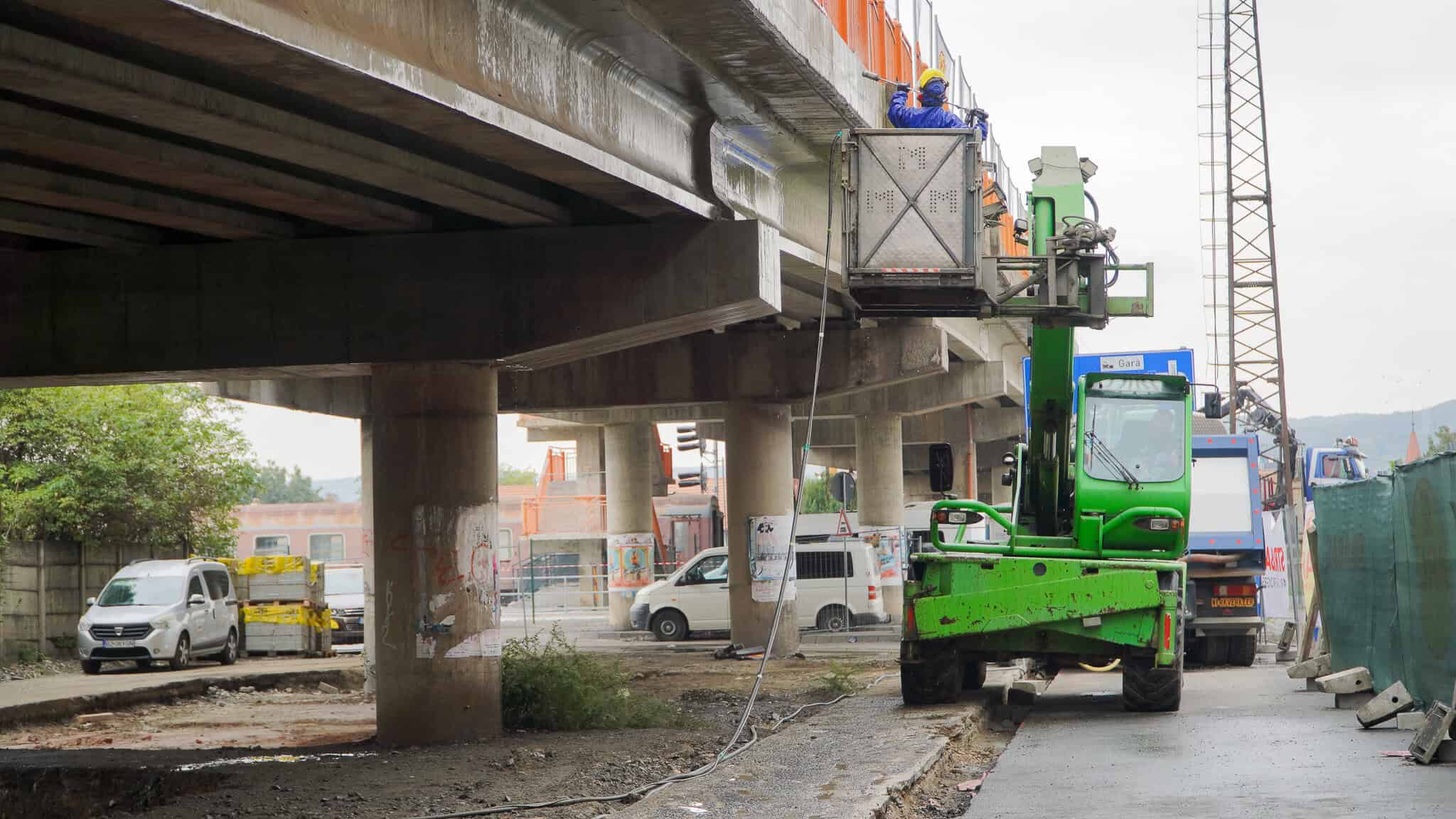 Lucrările la podul Gării din Sibiu, aproape de finalizare. Constructorul a dezvăluit când se deschide traficul (video foto)