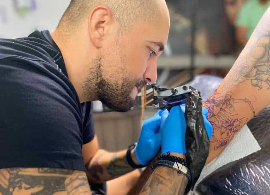 Client atipic la un salon de tatuaje din Sibiu. O măicuță și-a tatuat o cruce și câteva mesaje cu înscrisuri (video)