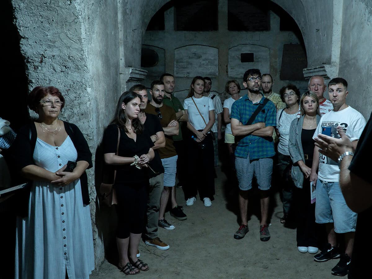 S-au redeschis catacombele de la Biserica Ursulinelor. Elevi ai fostului Colegiu Pedagogic emoționați după ce și-au revăzut școala după mai multe decenii (foto, video)