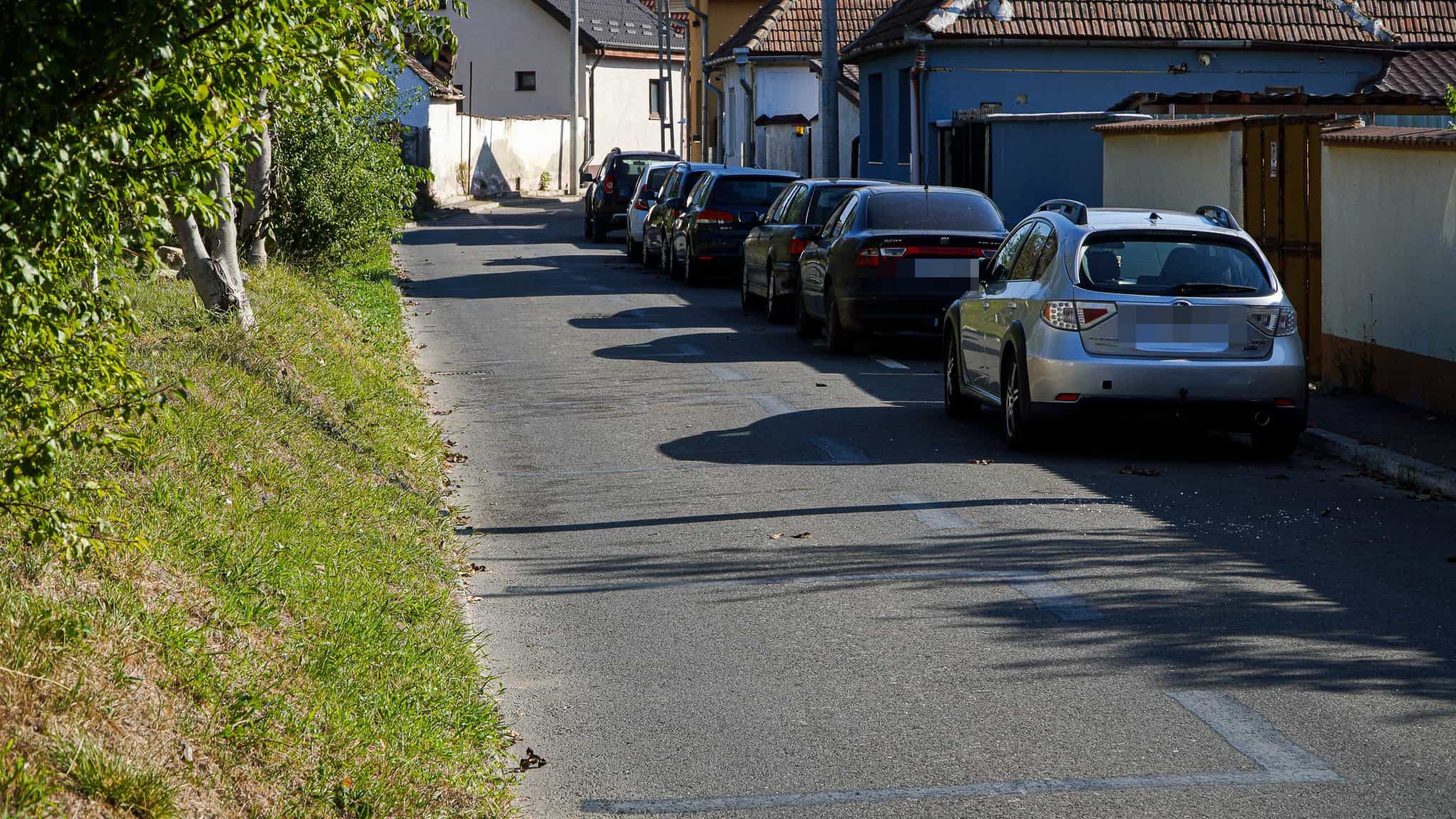 Primăria a rezolvat problema locurilor de parcare de pe strada Muncitorilor. Le-a (re)anulat cu vopsea neagră (foto video)