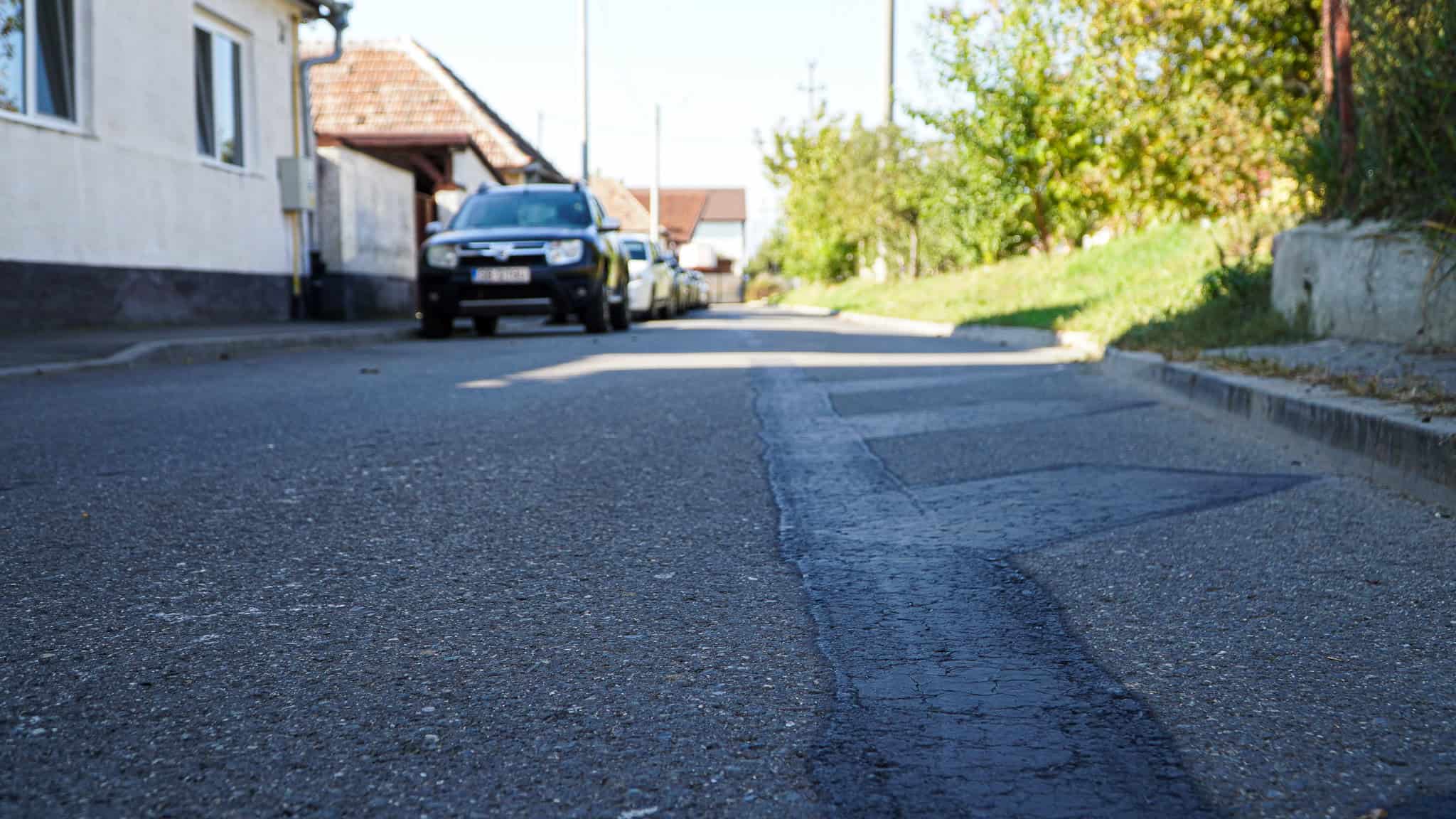 Primăria a rezolvat problema locurilor de parcare de pe strada Muncitorilor. Le-a (re)anulat cu vopsea neagră (foto video)