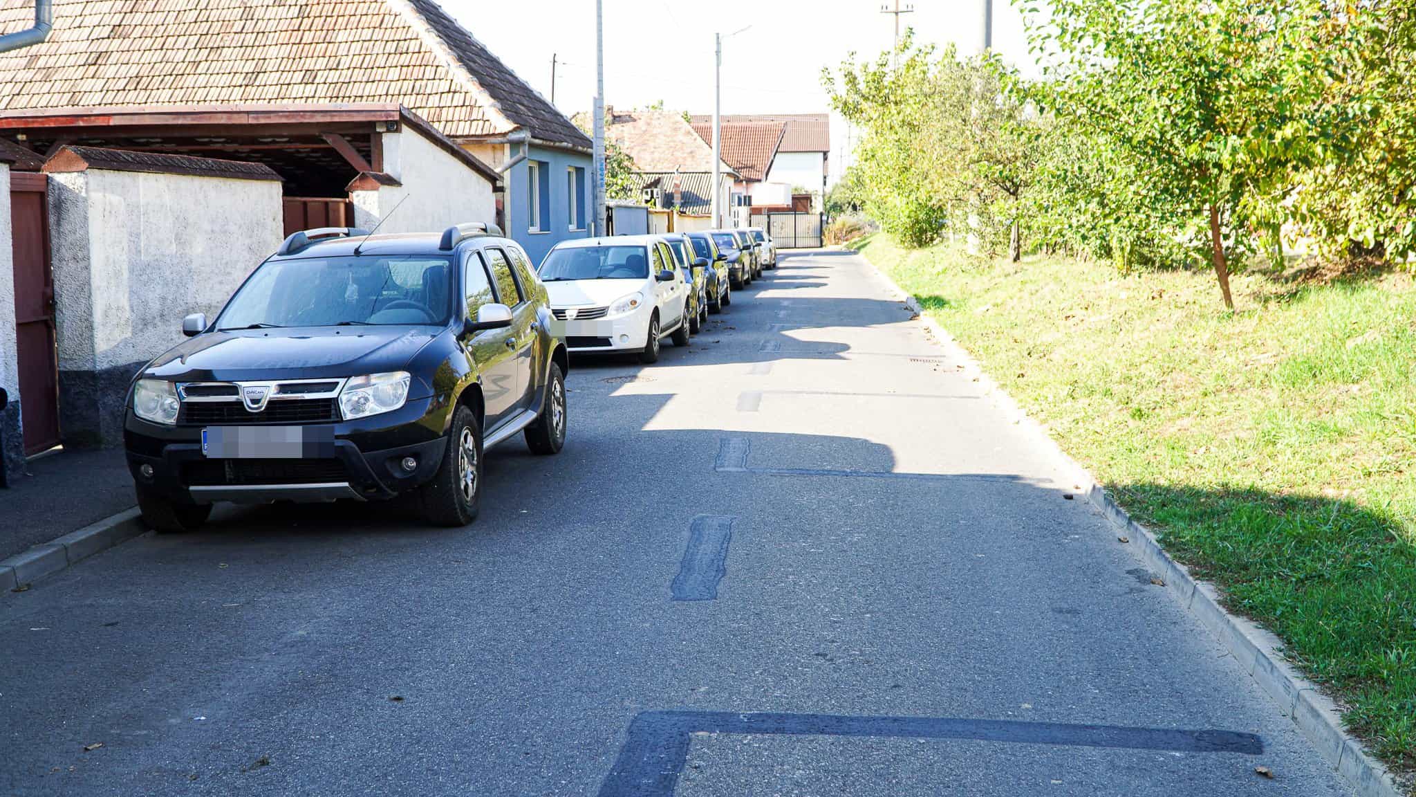 Primăria a rezolvat problema locurilor de parcare de pe strada Muncitorilor. Le-a (re)anulat cu vopsea neagră (foto video)