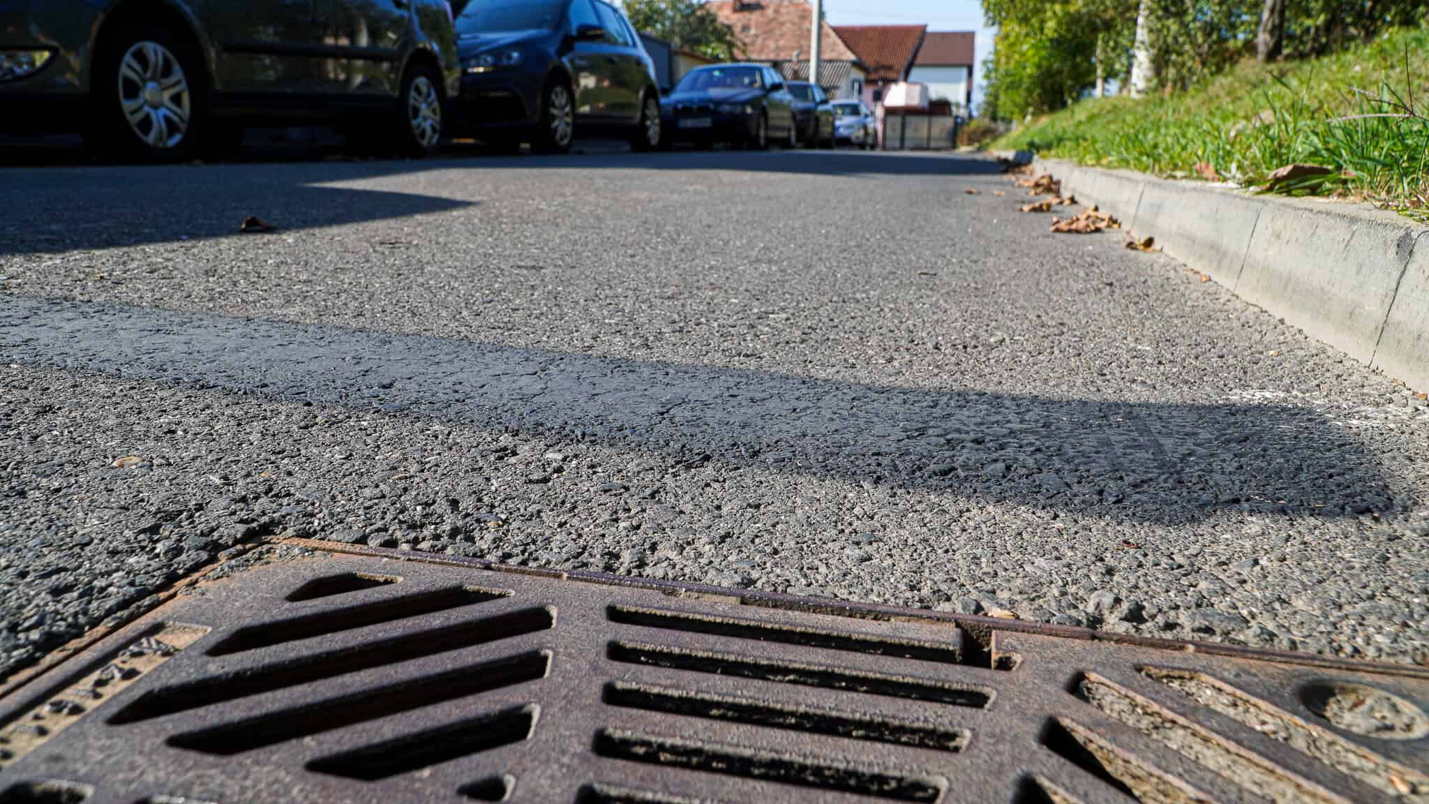 Primăria a rezolvat problema locurilor de parcare de pe strada Muncitorilor. Le-a (re)anulat cu vopsea neagră (foto video)