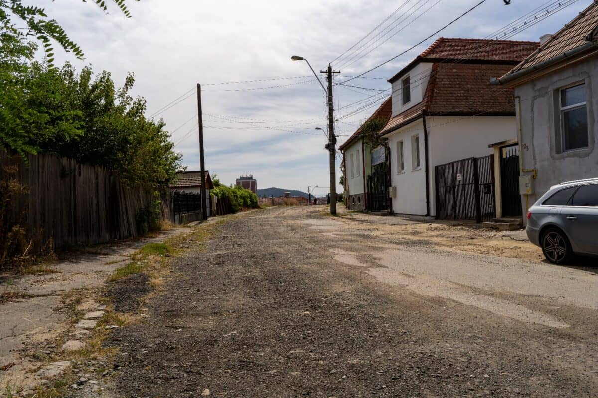 Încep lucrările de reabilitate pe strada Târnavei din muncipiul Mediaș (foto, video)