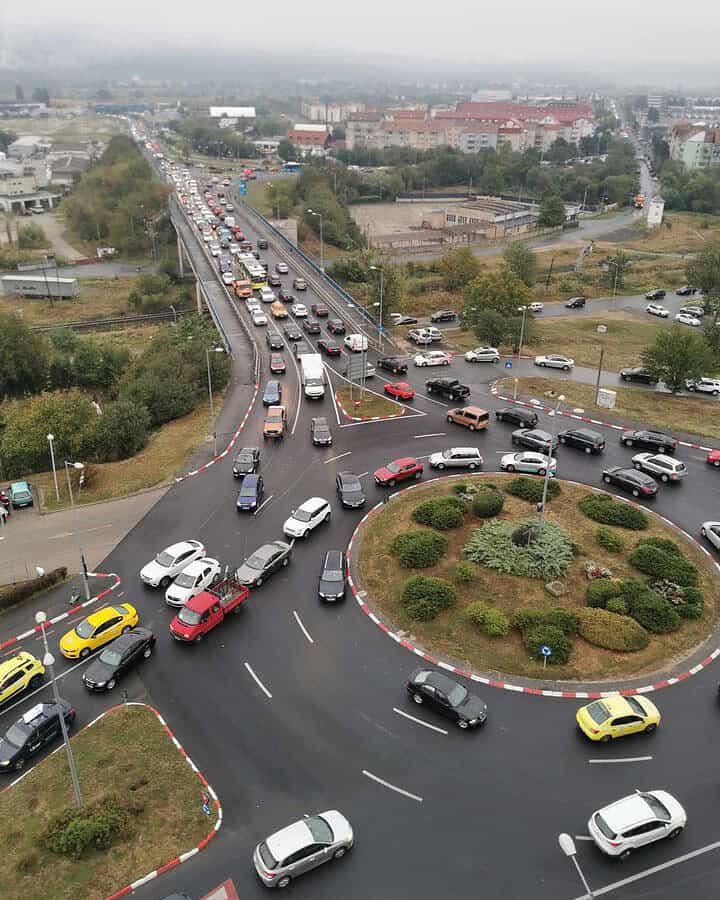 Trafic sufocant în zona viaductului din Vasile Aaron. Cozi interminabile în toate direcțiile (video)