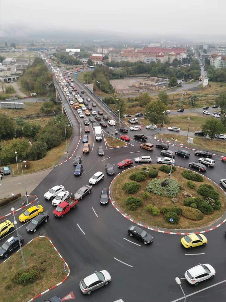 Trafic sufocant în zona viaductului din Vasile Aaron. Cozi interminabile în toate direcțiile (video)